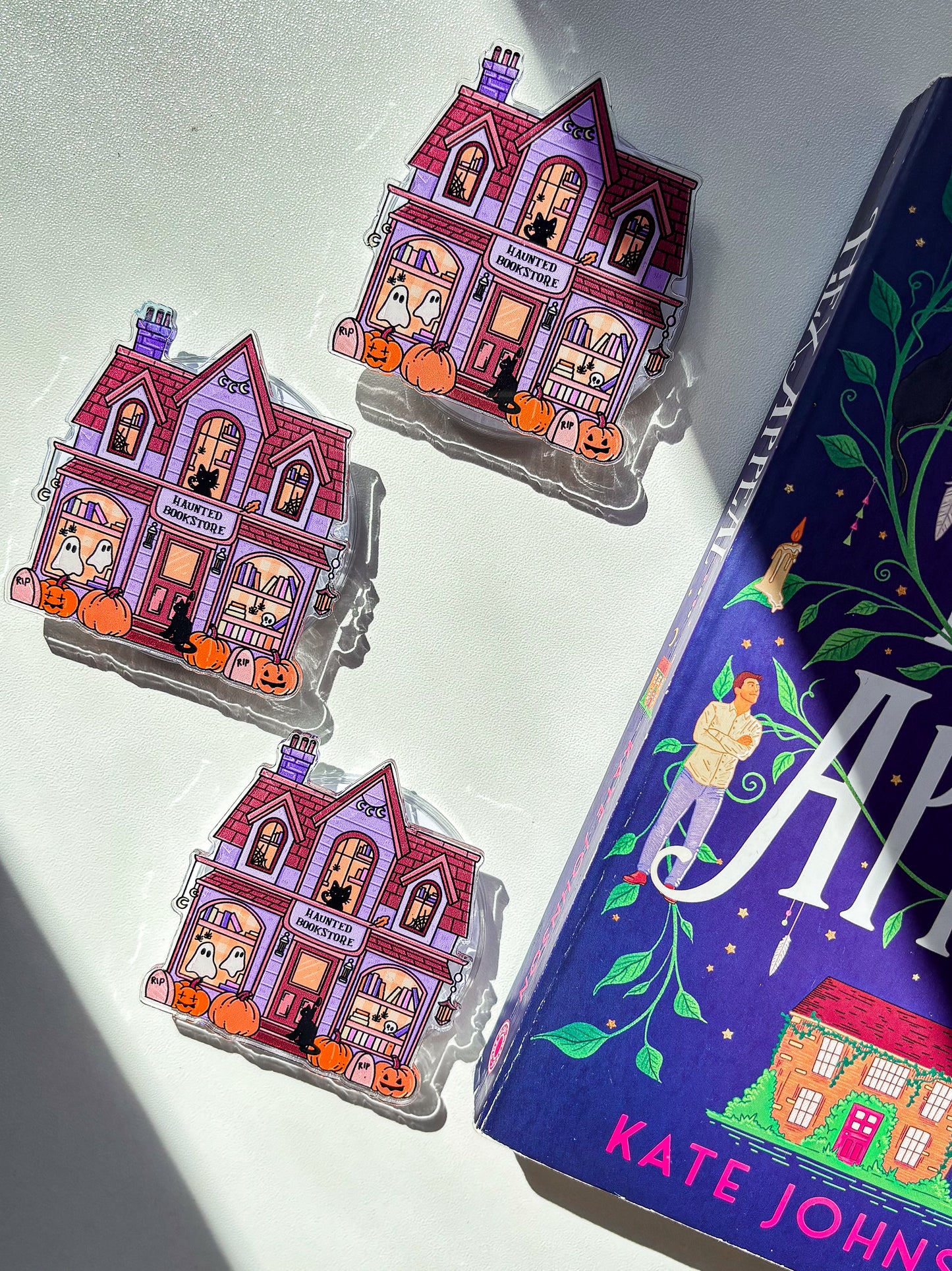 Haunted bookstore Magnetic Grip